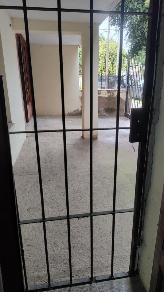 CASA EN VENTA A RECICLAR. 2 DORM. B° MARIANO MORENO. C/ESCRITURA!!!