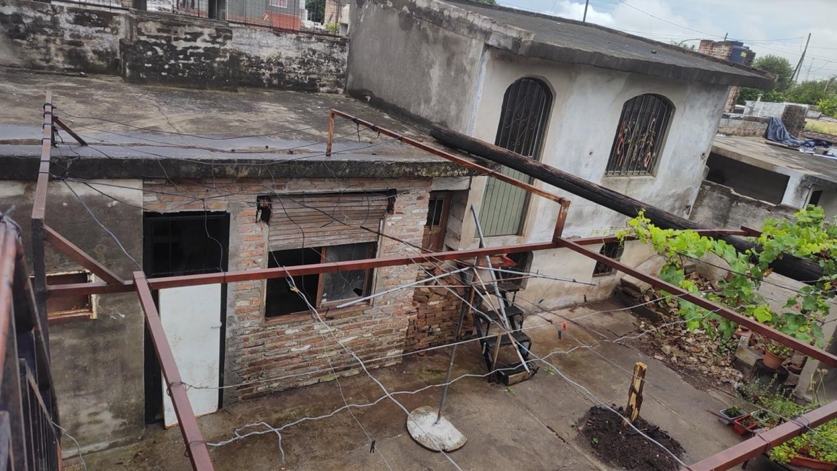 CASA EN VENTA A RECICLAR. 2 DORM. B° MARIANO MORENO. C/ESCRITURA!!!