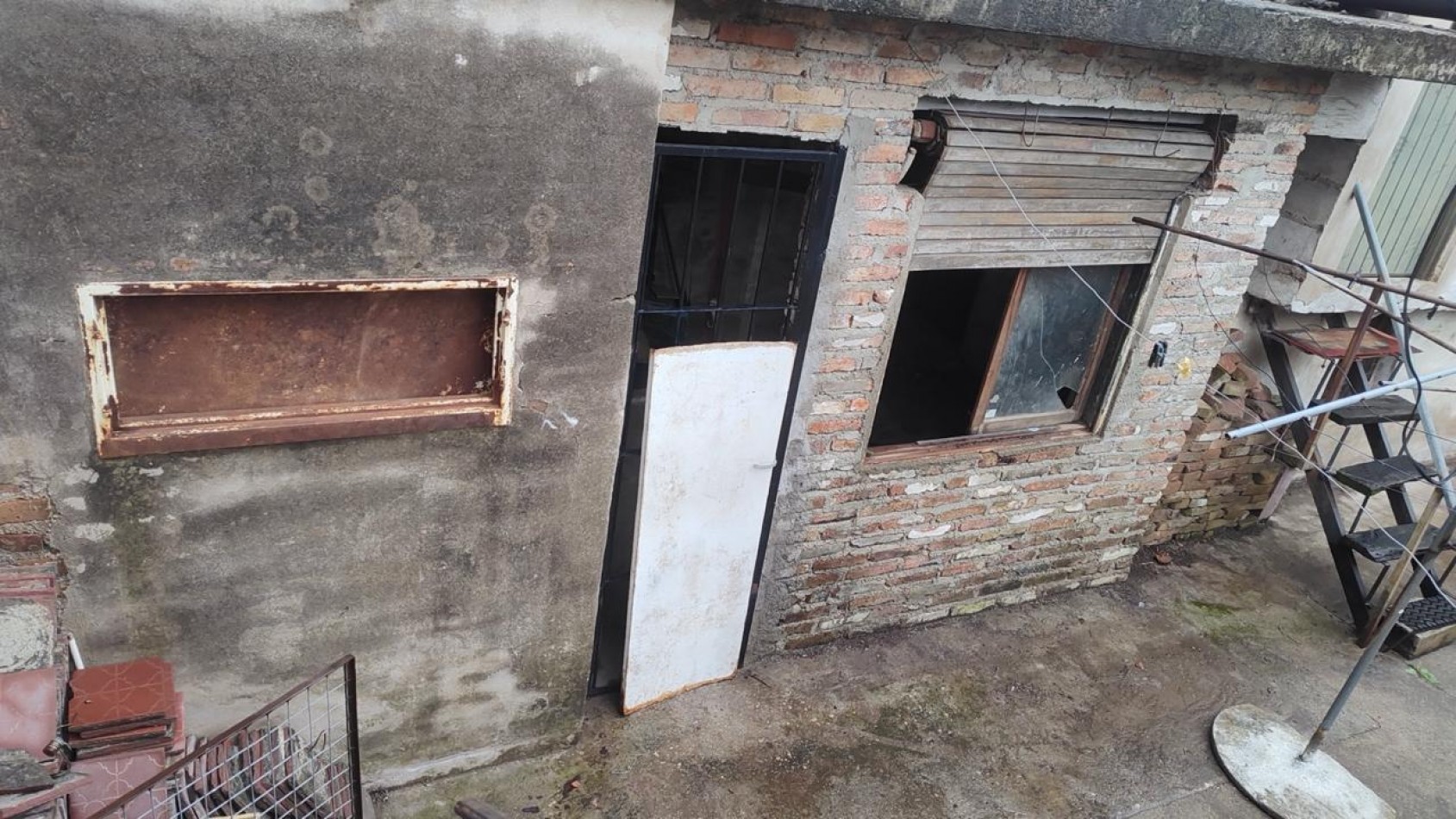 CASA EN VENTA A RECICLAR. 2 DORM. B° MARIANO MORENO. C/ESCRITURA!!!