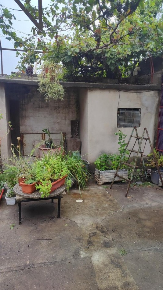 CASA EN VENTA A RECICLAR. 2 DORM. B° MARIANO MORENO. C/ESCRITURA!!!