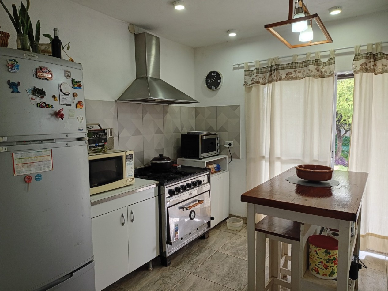 VENDO CASA 2 DOR. VILLA CATALINA. ESCRITURA Y OBRA DE GAS PAGADA.