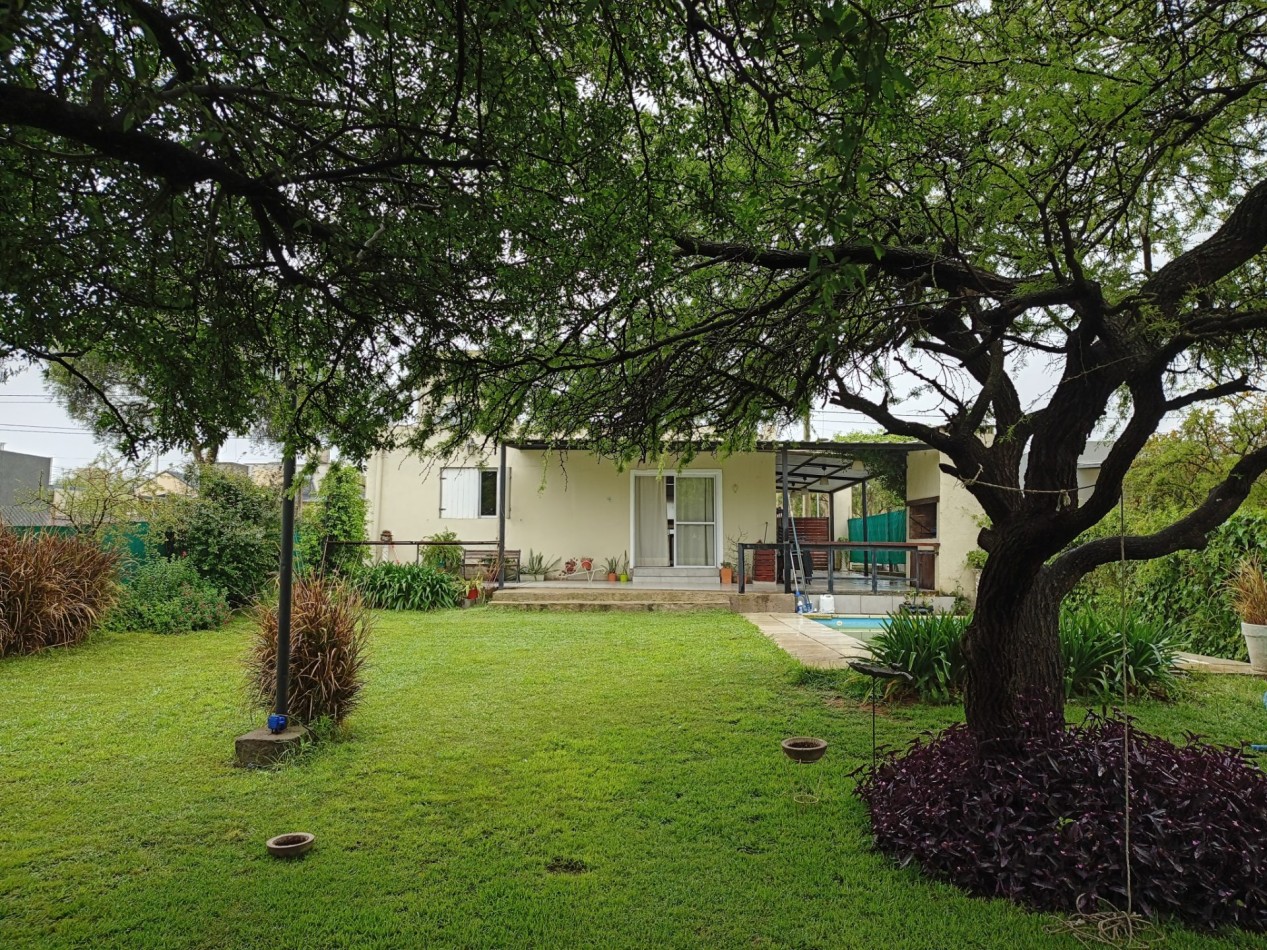 VENDO CASA 2 DOR. VILLA CATALINA. ESCRITURA Y OBRA DE GAS PAGADA.