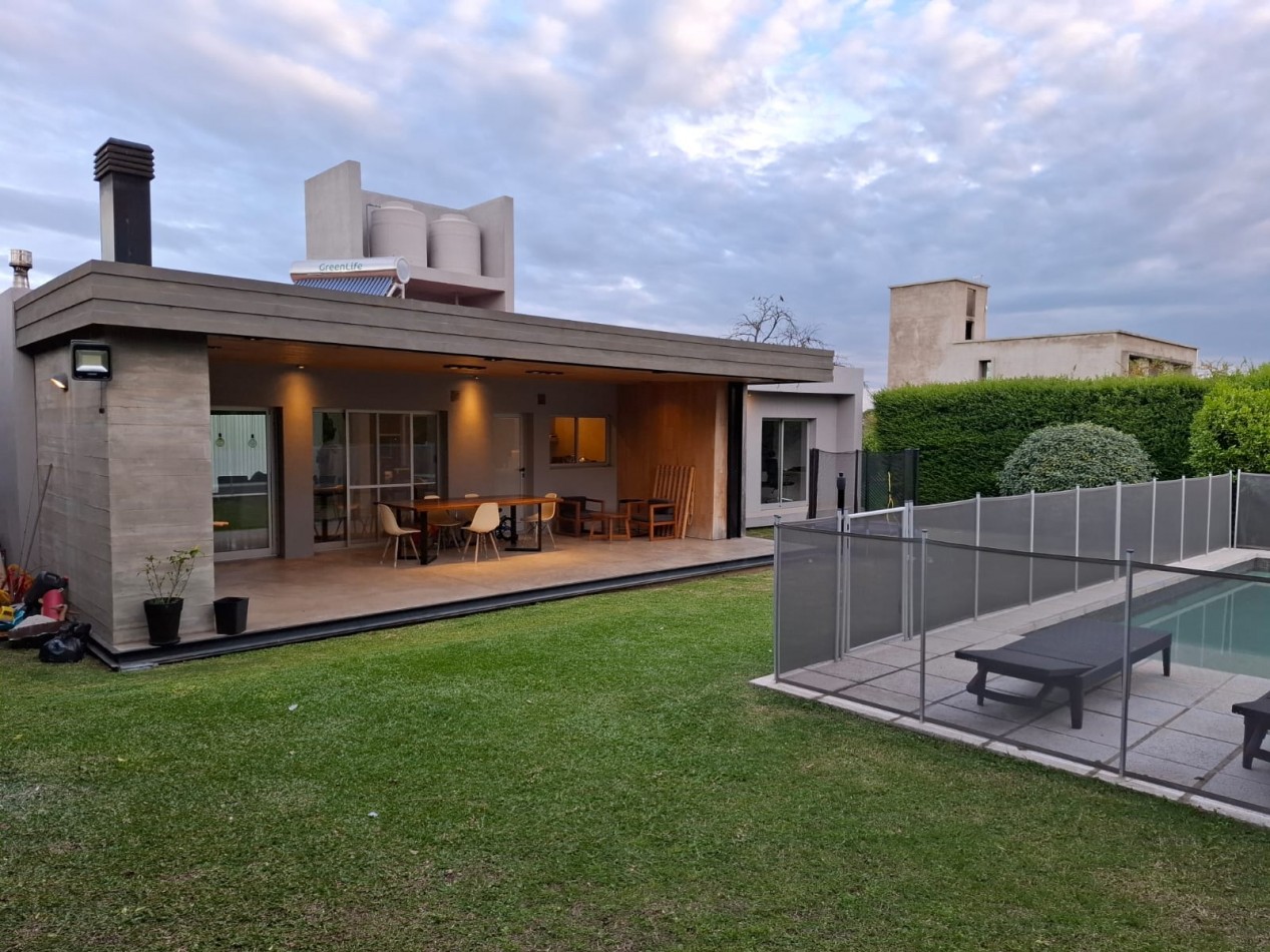 VENDO MODERNA CASA 2 DORM. + PILETA Y QUINCHO B° BELA VISTA. APTO CREDITO