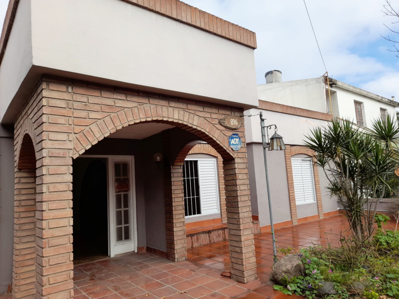 Casa en Alquiler. 2 Dormitorios c/Local B° Marques de Sobremonte