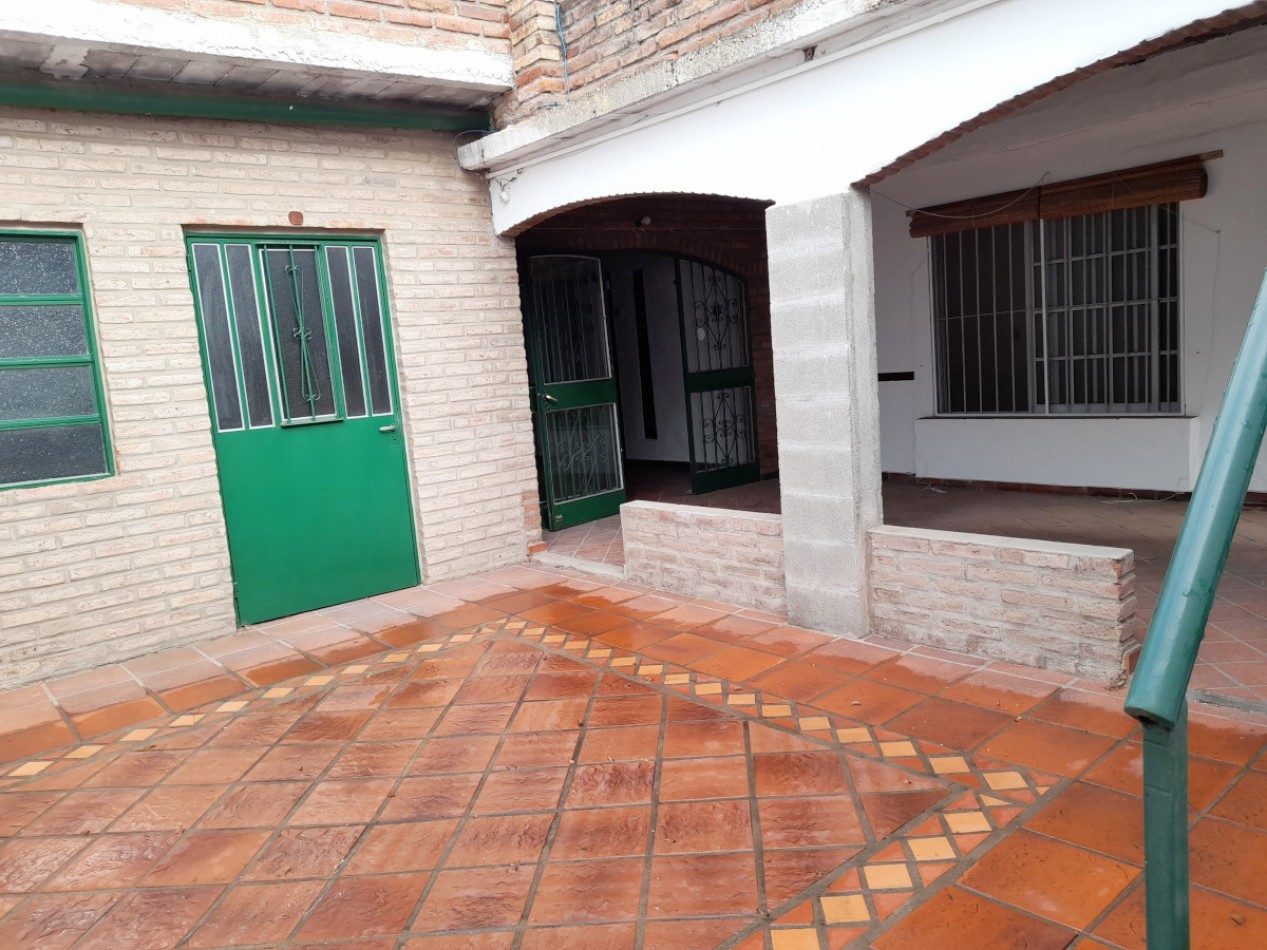 Casa en Alquiler. 2 Dormitorios c/Local B° Marques de Sobremonte