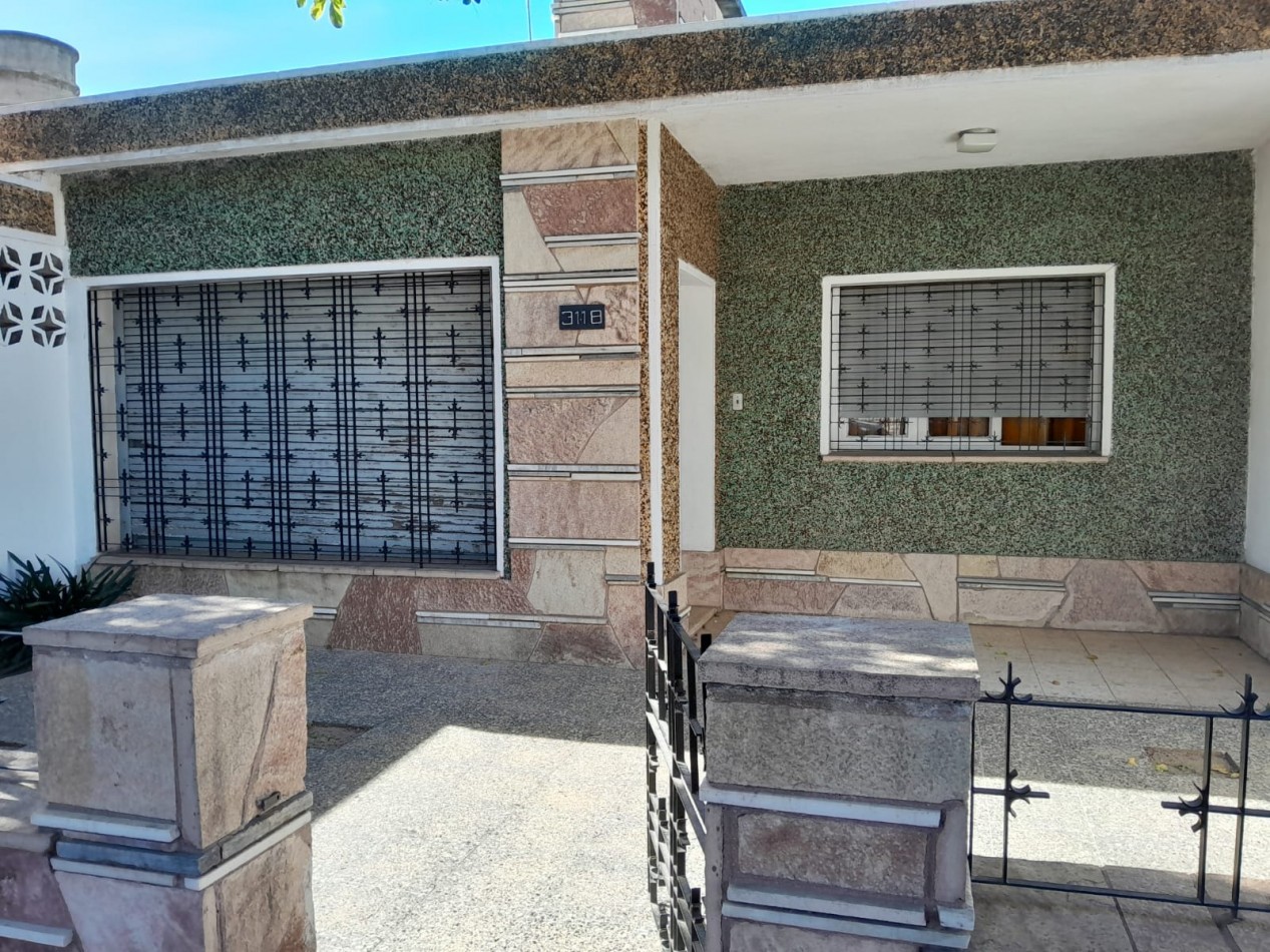 VENDO CASA 3 DORM. B° SARGENTO CABRAL. RECIBO VEHICULOS. APTO CREDITO!!!