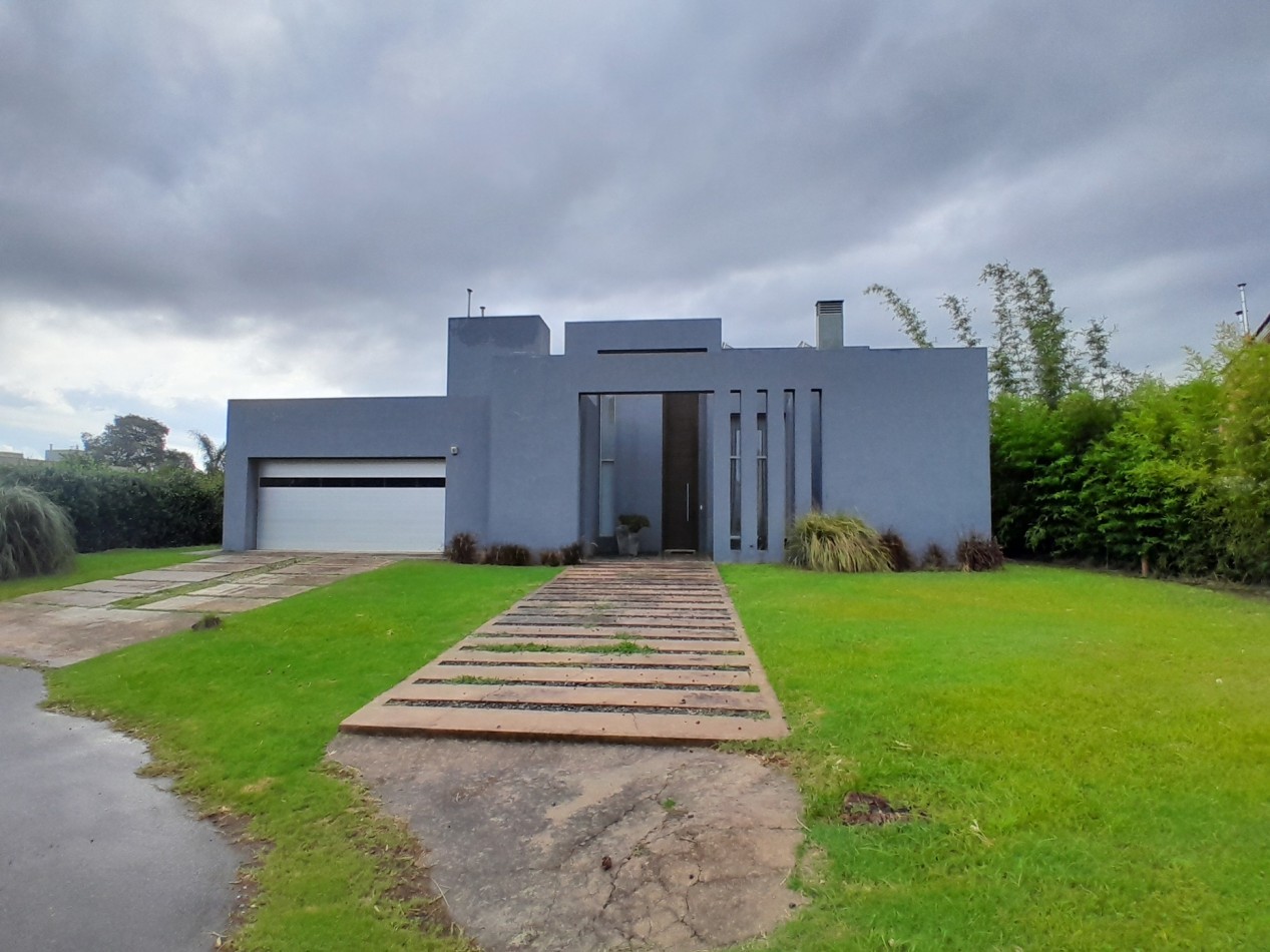 VENDO MODERNA CASA DE 3 DORMITORIOS SAN ISIDRO COUNTRY