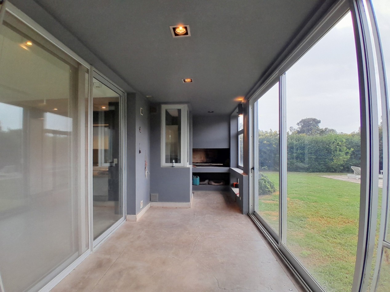 VENDO MODERNA CASA DE 3 DORMITORIOS SAN ISIDRO COUNTRY