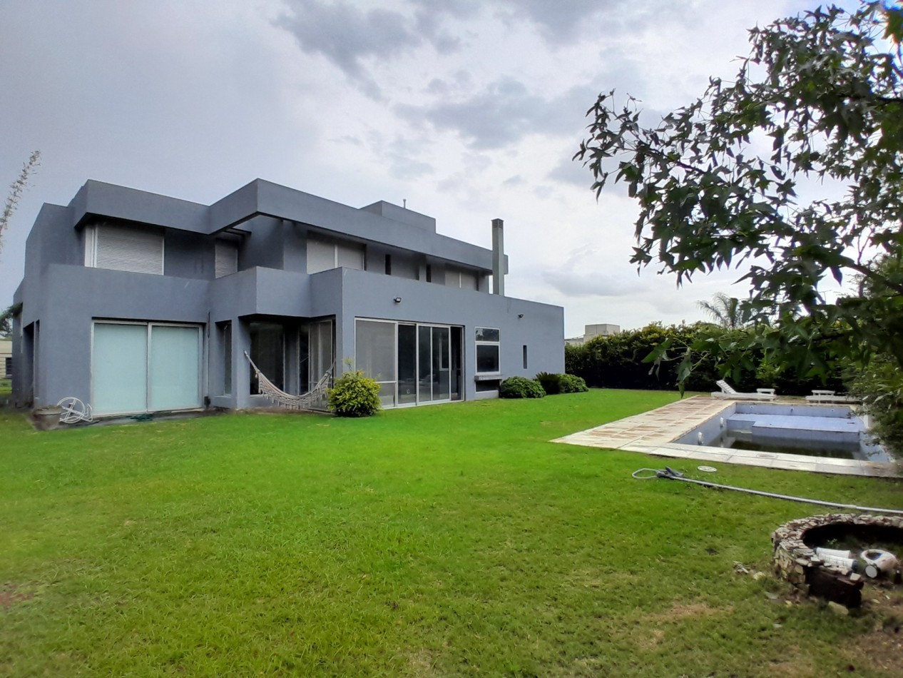 VENDO MODERNA CASA DE 3 DORMITORIOS SAN ISIDRO COUNTRY