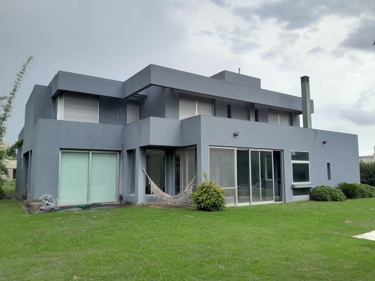 VENDO MODERNA CASA DE 3 DORMITORIOS SAN ISIDRO COUNTRY