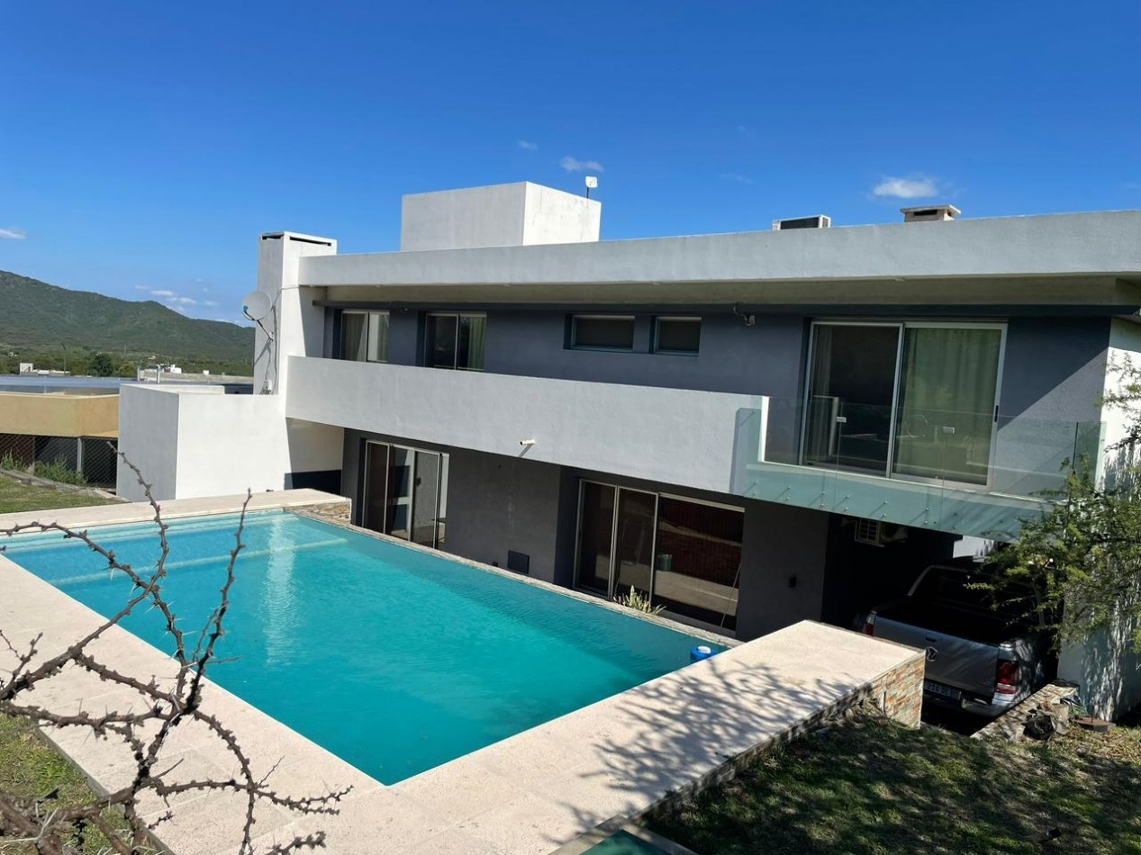 Alquiler Casa de 3 dorm. Semi-Amoblada en Country Tierralta - Barrancas del Sol Este